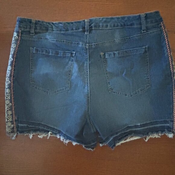 Terra & Sky Women's Plus Size Embroidered Denim Jean Short Size 18W Boho Summer - Picture 8 of 14